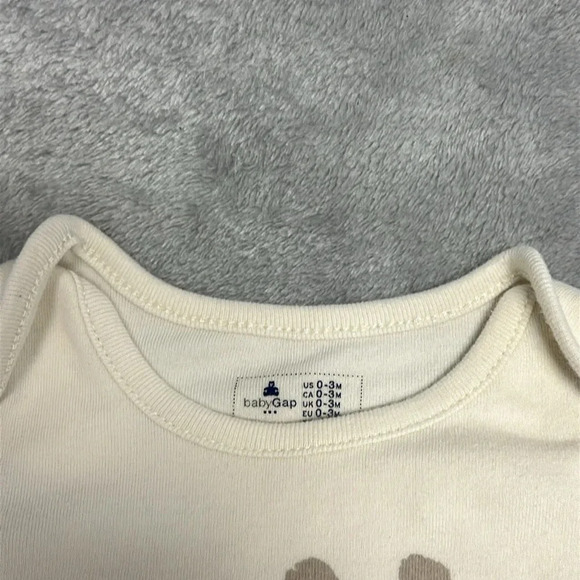GAP - long sleeve footed newborn baby sleeper. Size 0-3 months - Picture 2 of 3